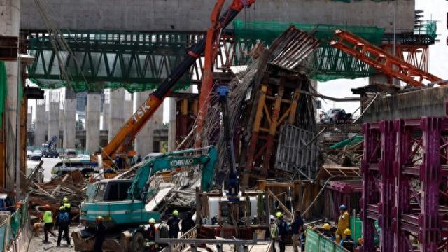 曼谷在建高架公路坍塌，造成至少5人死亡