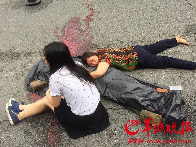 埃奇韦尔肇事逃逸：一辆汽车“从警察身边开走”，撞死一名女子，两人被捕