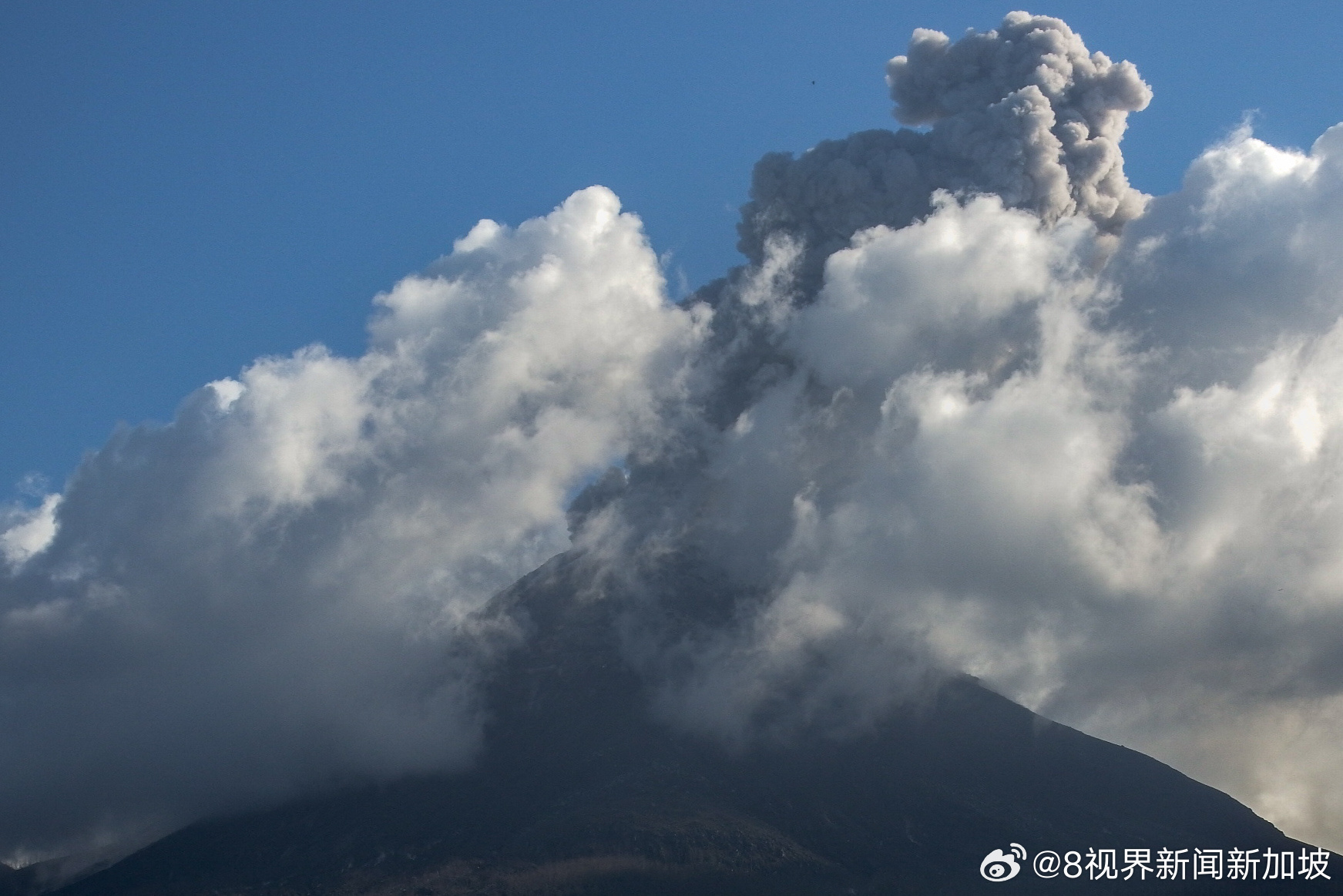 印度尼西亚的勒沃托比拉基火山爆发，促使警戒级别提高
