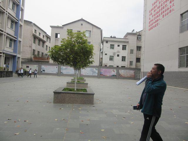 泰国首都曼谷发生强烈地震，人们从摇晃的建筑物中撤离
