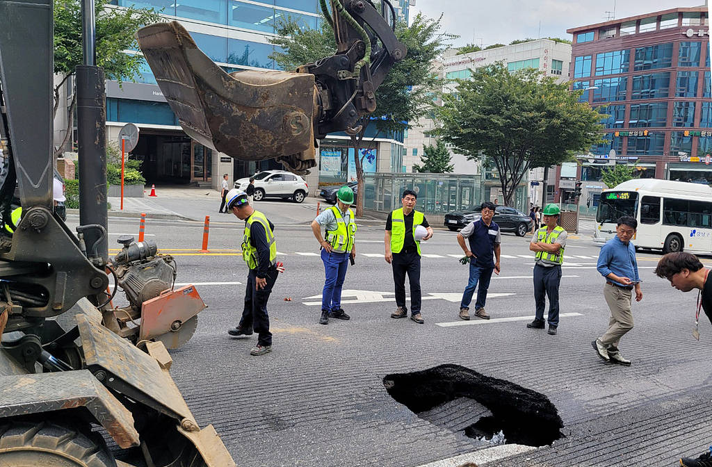消失在首尔巨大地陷中的摩托车手被发现死亡