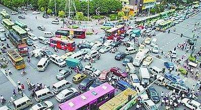 M40主要高速公路在严重撞车事故后双向关闭，导致交通混乱