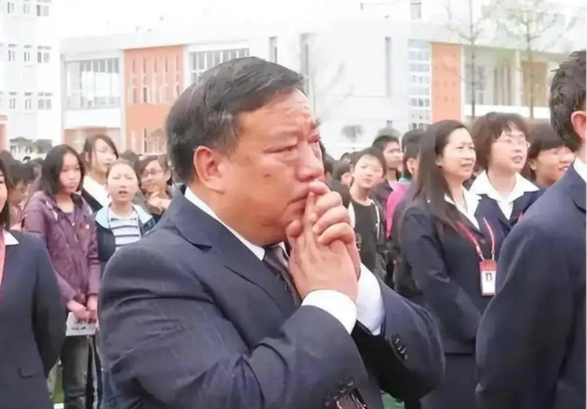泰国首都曼谷发生强烈地震，人们从摇晃的建筑物中撤离
