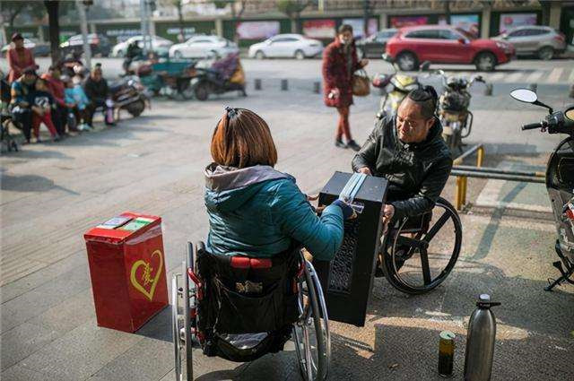 “削减残疾人福利是一种残忍的对待人民的方式，我会投反对票。”