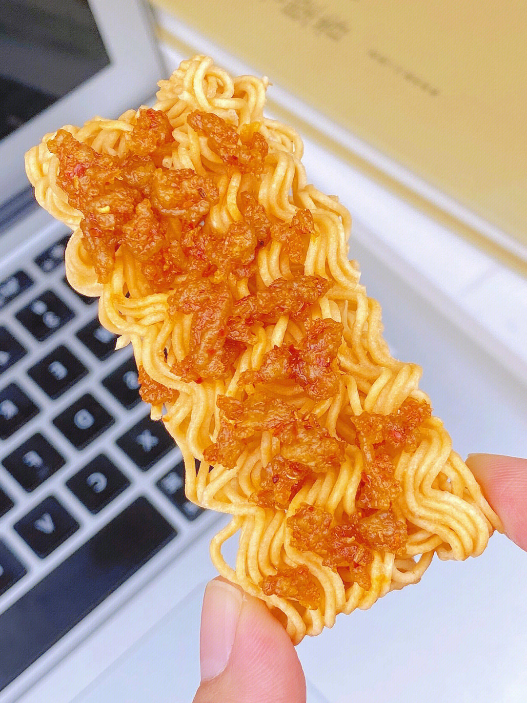 美食博主称，添加一种不寻常的成分会让烤肉变得“特别脆”