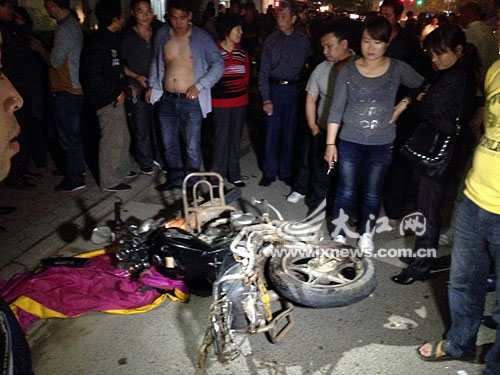 埃奇韦尔肇事逃逸：一辆汽车“从警察身边开走”，撞死一名女子，两人被捕