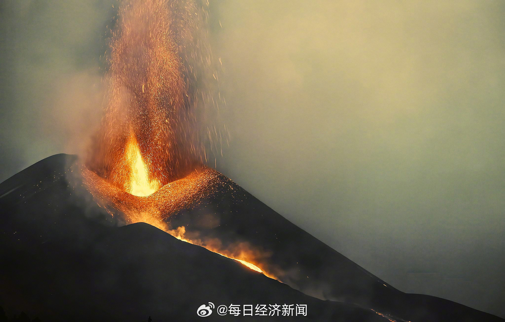 印度尼西亚的勒沃托比拉基火山爆发，促使警戒级别提高