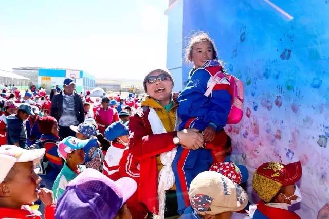 突发新闻：养老金福利削减将使超过25万人陷入贫困，其中包括5万名儿童