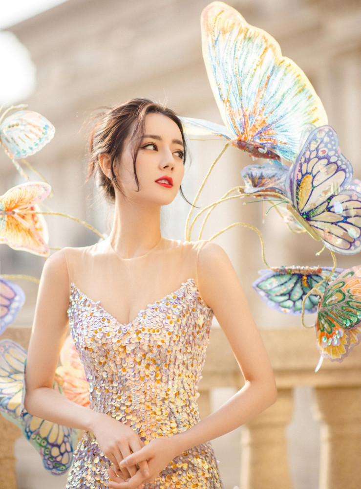 苏珊娜·里德身着“惊艳”的红色碎花裙惊艳了《早安英国》的粉丝们