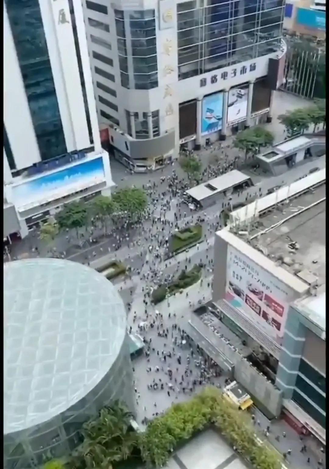 泰国首都曼谷发生强烈地震，人们从摇晃的建筑物中撤离