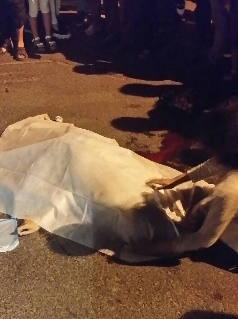 埃奇韦尔肇事逃逸：一辆汽车“从警察身边开走”，撞死一名女子，两人被捕