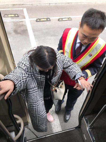M25交通混乱，多辆车相撞导致高峰时间大量延误