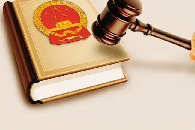 英国教育标准局检查员在学校“擦学生额头上的水”后赢得了五年的法律诉讼