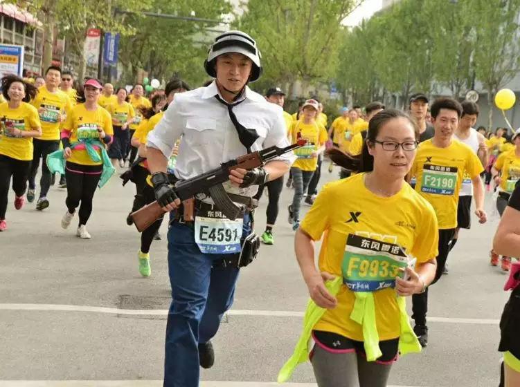 台湾马拉松组织者在发放中国机关枪形状的奖品后道歉
