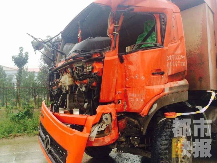 M5公路双向关闭，一名女子被卡车撞死