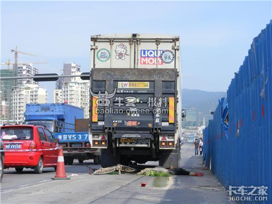 M5公路双向关闭，一名女子被卡车撞死