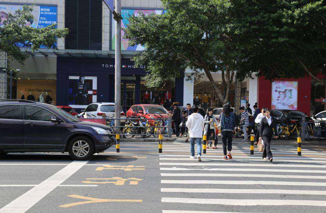在繁忙的街道上，特斯拉在塞恩斯伯里超市（Sainsbury's）外的人行道上行驶，撞向行人