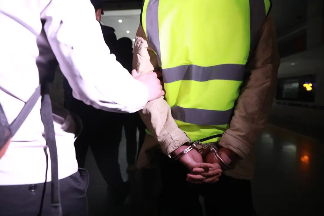 塔夫茨大学土耳其学生被拘留，视频显示蒙面人给她戴上手铐