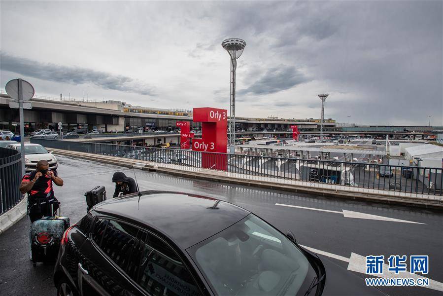 易捷航空在巴黎奥利机场发生混乱，卡车撞向停飞的飞机