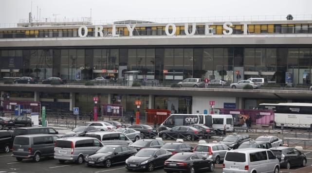 易捷航空在巴黎奥利机场发生混乱，卡车撞向停飞的飞机