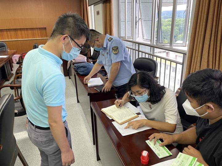 他说，我们不应该让那些最无力承担负担的人来平衡国家的账目。